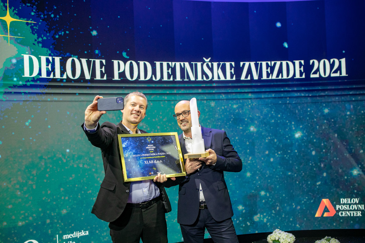Gregor Berginc, XLAB CEO and Jure Pompe, XLAB co-founder &amp; MD, with the Delo Entrepreneurial Star 2021 Award. (Photo: Voranc Vogel, Delo)
